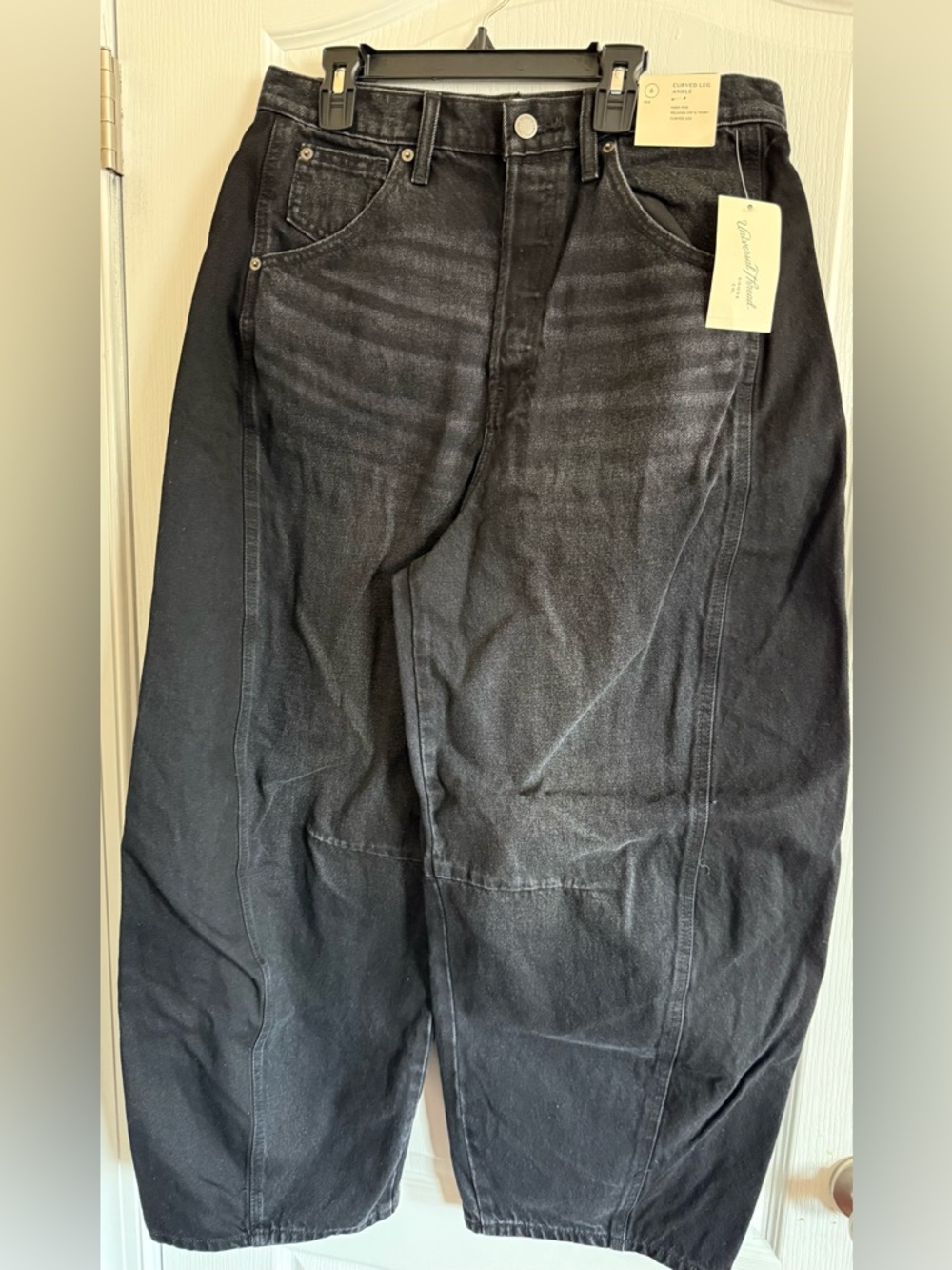 Universal Thread Black Curved Leg Ankle Jeans